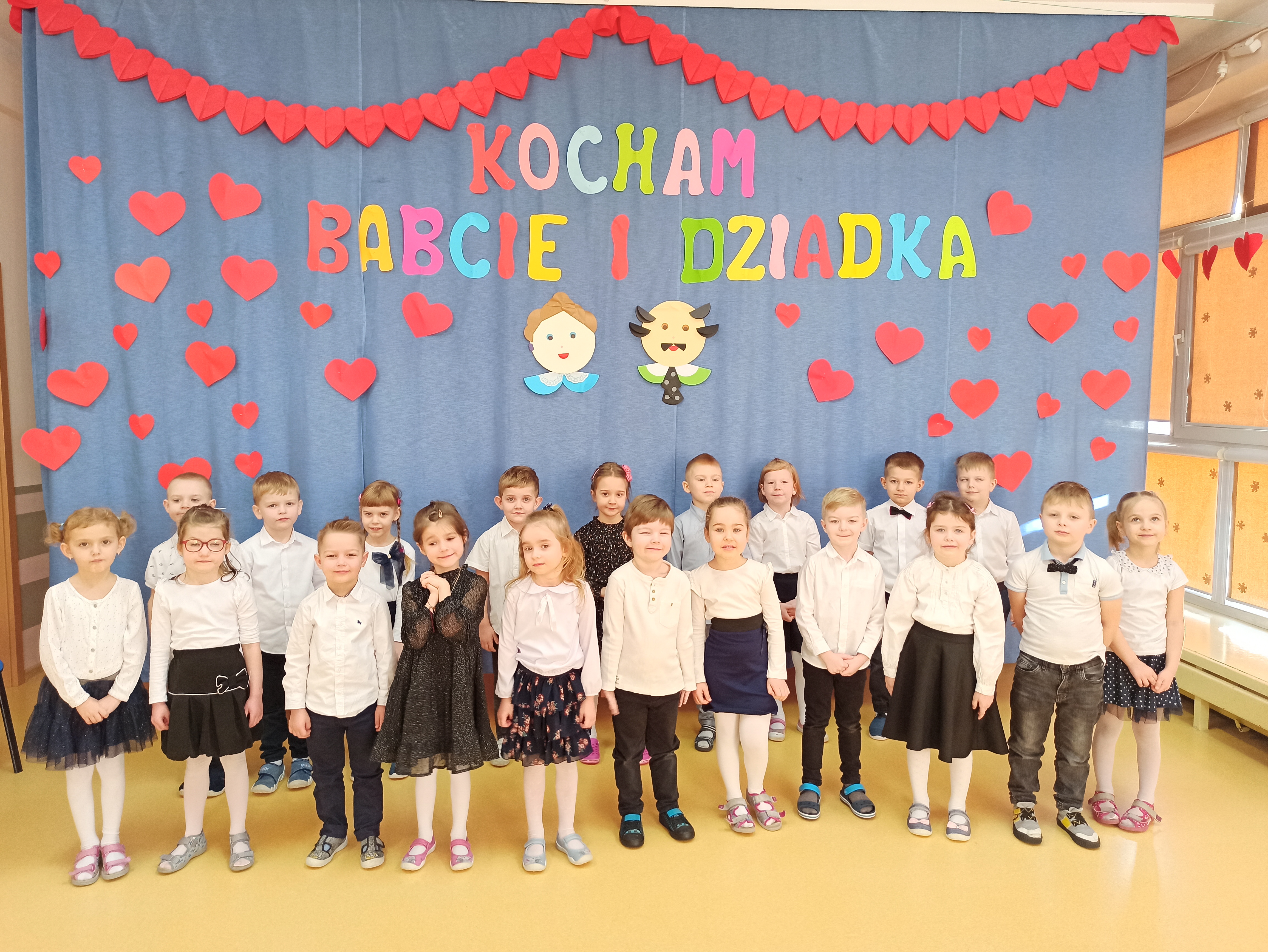 Dzieci stoją na scenie i recytują wiersz