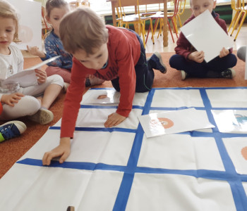 Dzieci układają plansze sudoku 