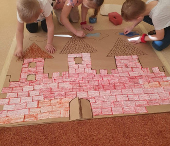 „Zamek” - praca plastyczna, segregowanie, klasyfikowanie