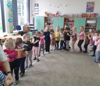 dzieci tworzą pociąg trzymając się za ramiona 2