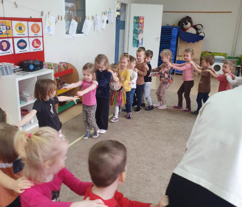 dzieci tworzą pociąg trzymając się za ramiona 3