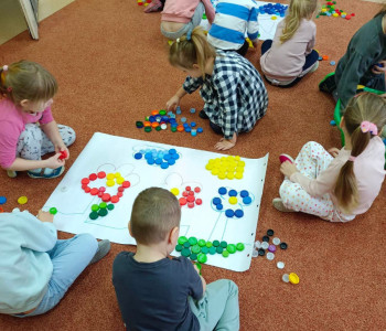 Dzieci uzupełniają prace wiosny kapslami 3