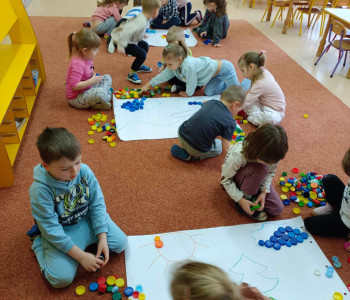 Dzieci uzupełniają prace wiosny kapslami 2