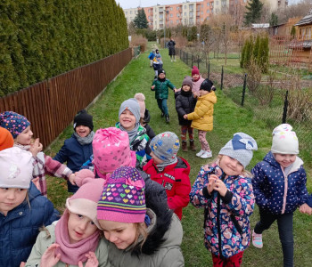 zdjecie grupowe dzieci w ogrodzie