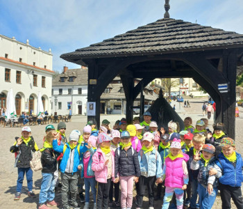 Grupa dzieci na rynku
