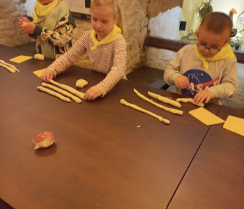 Trzech chłopcow na zajęciach w muzeum