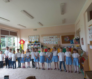 Zdjęcie grupowe dzieci podczas wystepu
