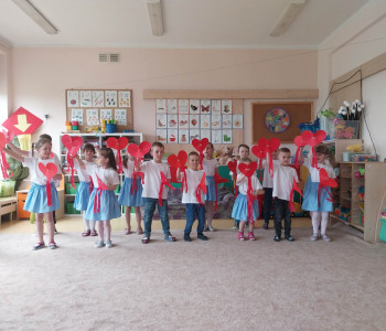 Zdjecie grupowe dzieci z papierowymi serduszkami