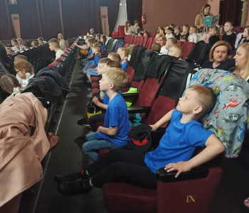 Zdjęcie dzieci sedzączych w fotelach kinowych